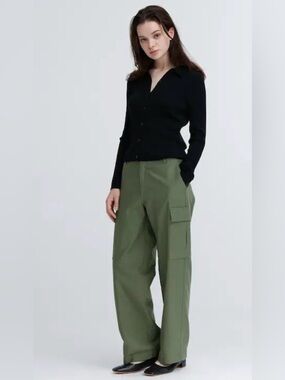 Uniqlo
Wide Straight Leg Cargo Trousers